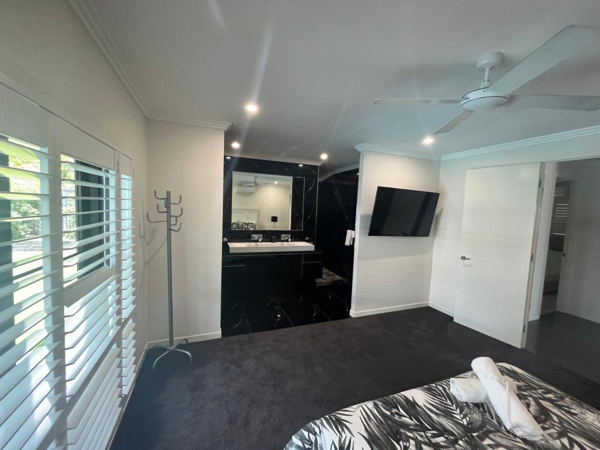 Luxury With Huge Pool And Putting Green! Townsville