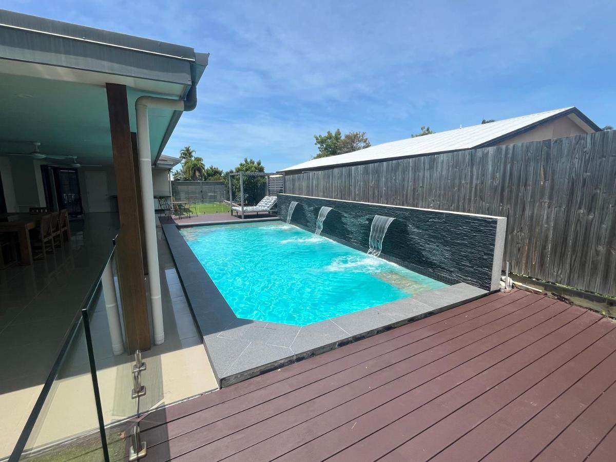 Luxury With Huge Pool And Putting Green! Holiday home Townsville