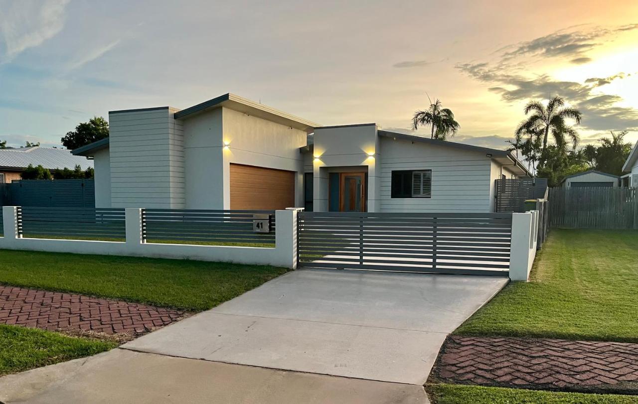 Luxury With Huge Pool And Putting Green! Holiday home Townsville
