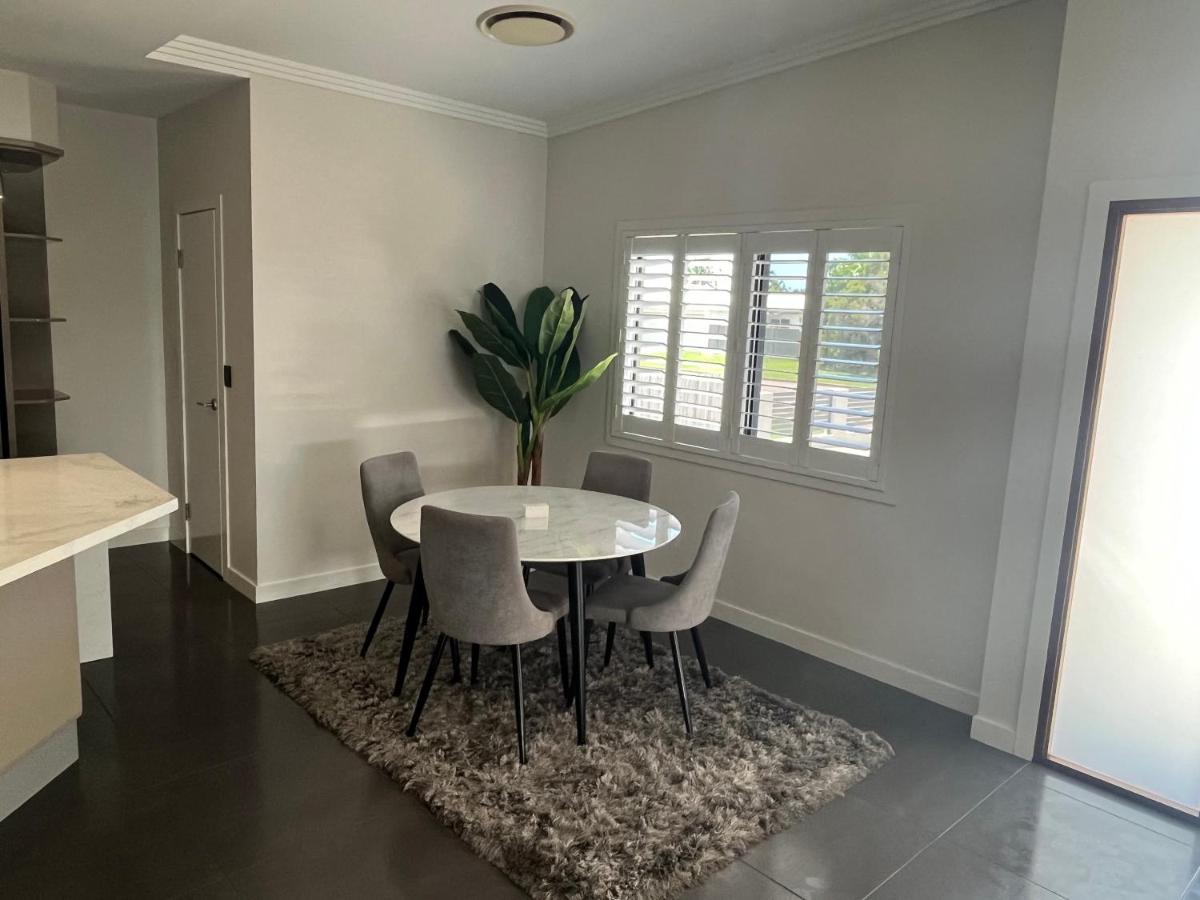 Luxury With Huge Pool And Putting Green! Holiday home Townsville