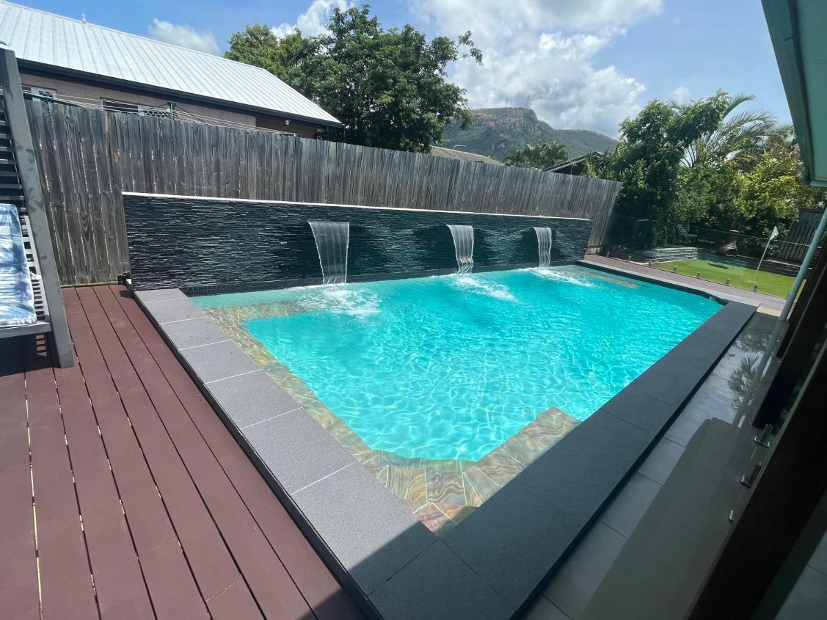 Luxury With Huge Pool And Putting Green! Holiday home