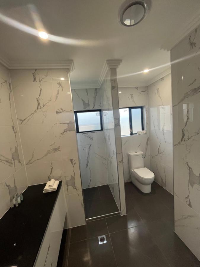 Luxury With Huge Pool And Putting Green! Holiday home Townsville